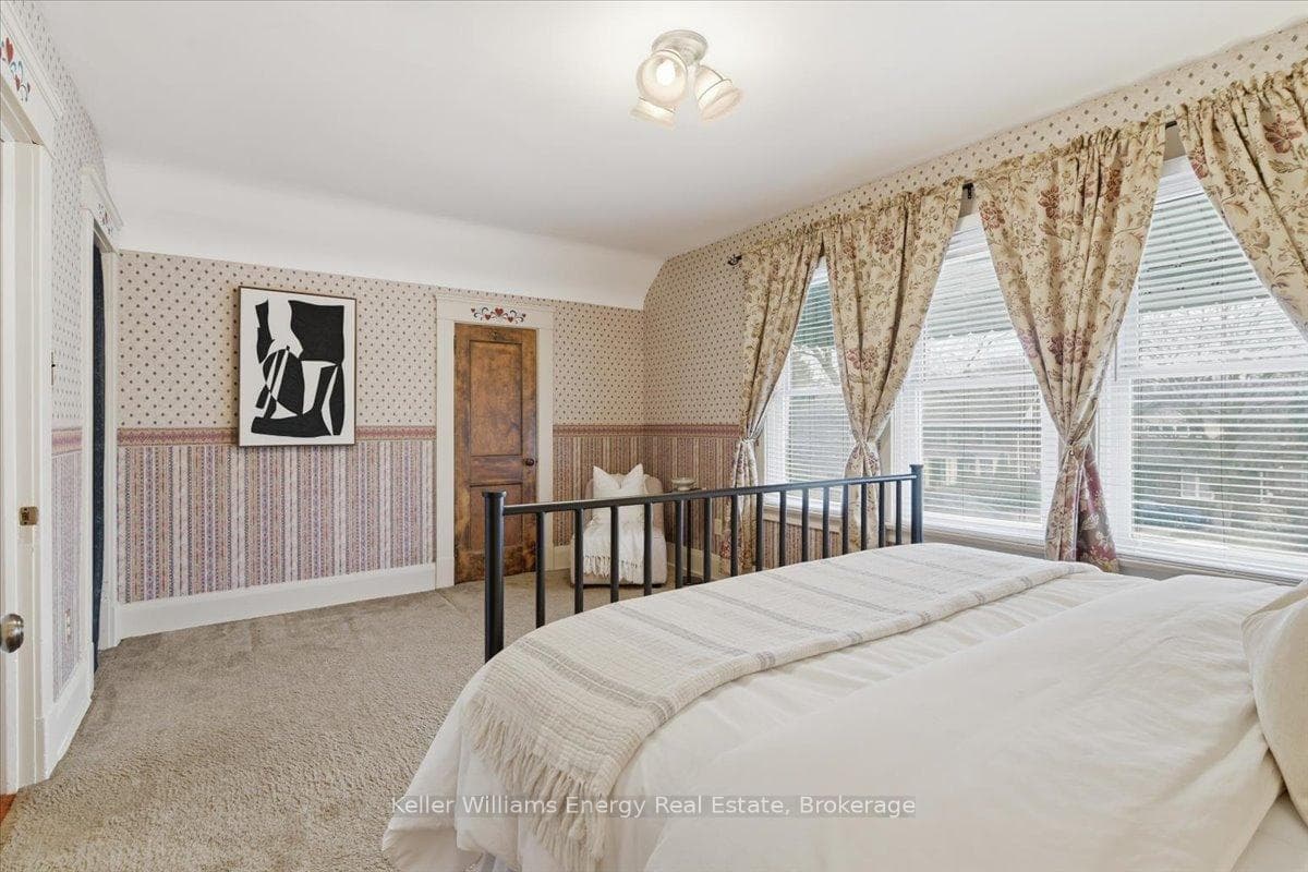 482 Simcoe Street photo 13