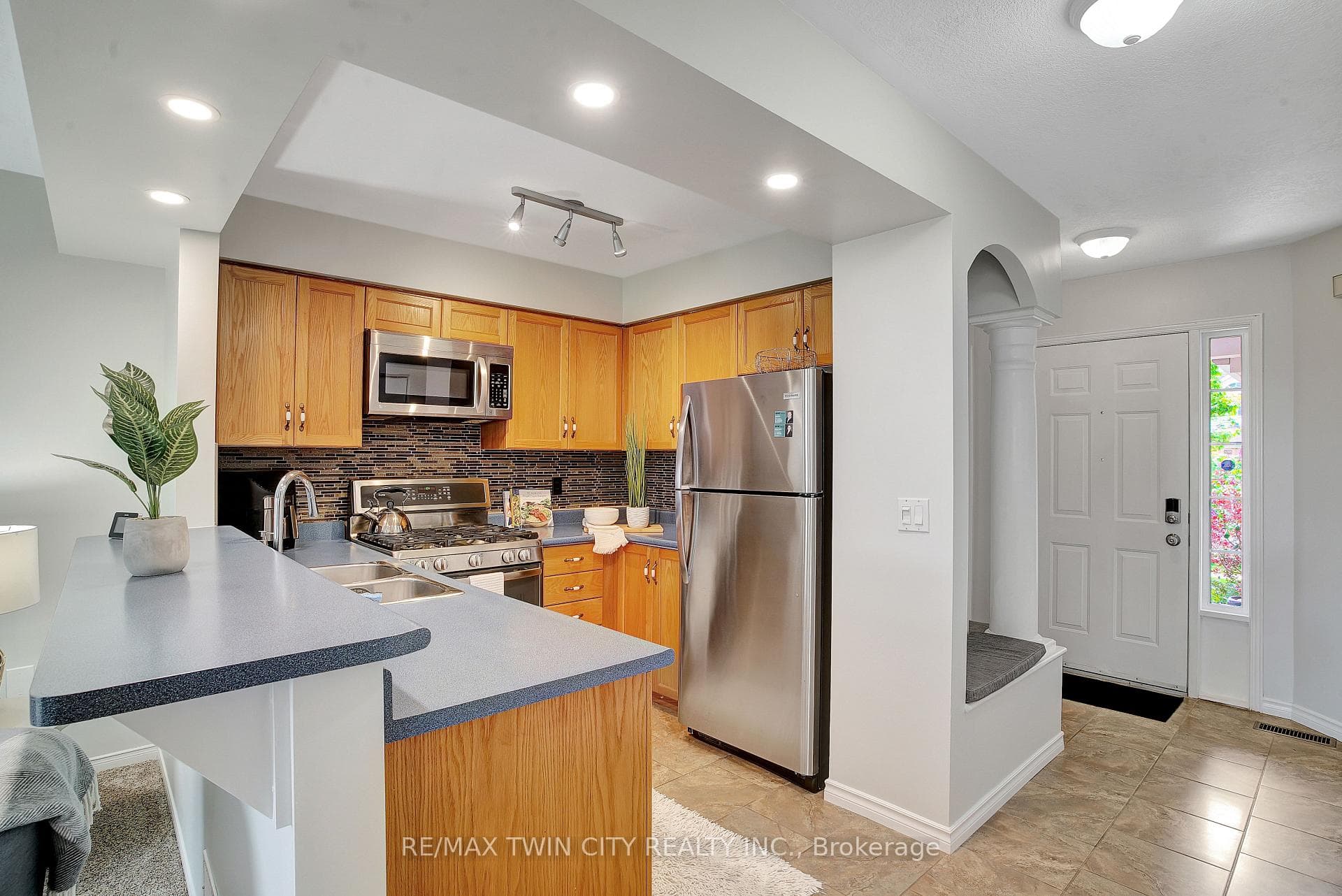 536 Mayflower Street photo 8