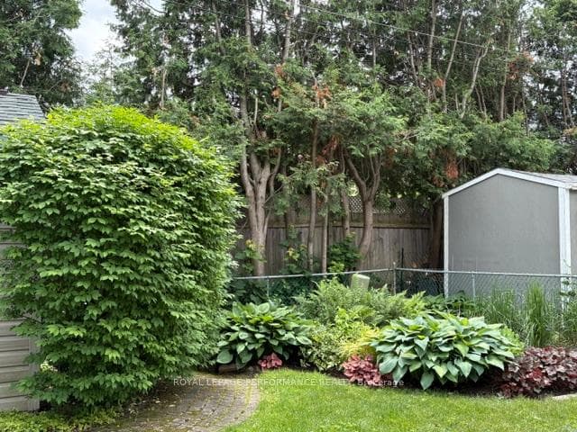 2166 Bickerton Avenue photo 38