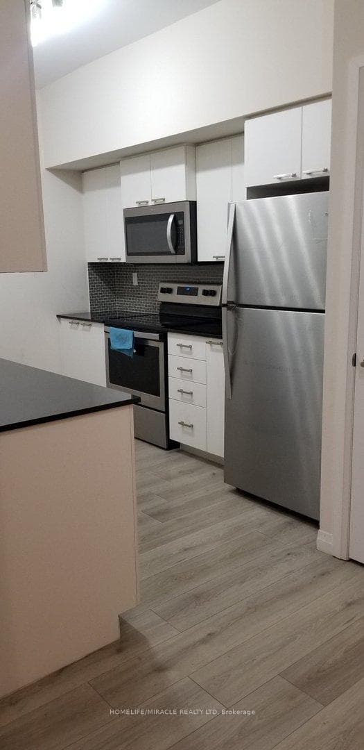 2152 Lawrence Avenue Unit 105 photo 11