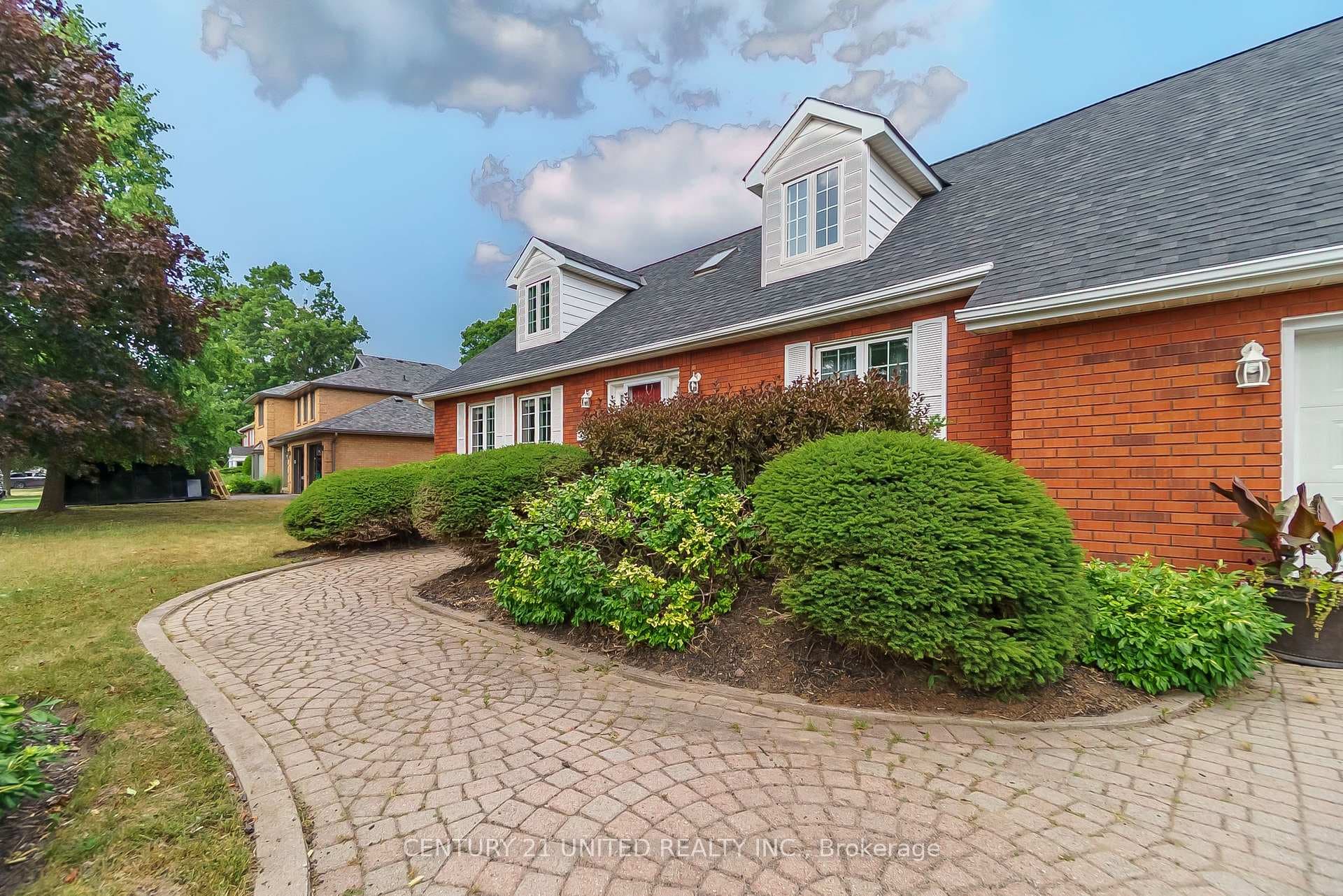 1656 Champlain Drive photo 4