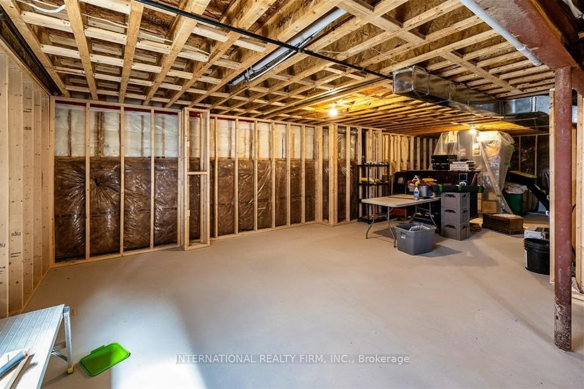 82 Hennessey Crescent photo 45