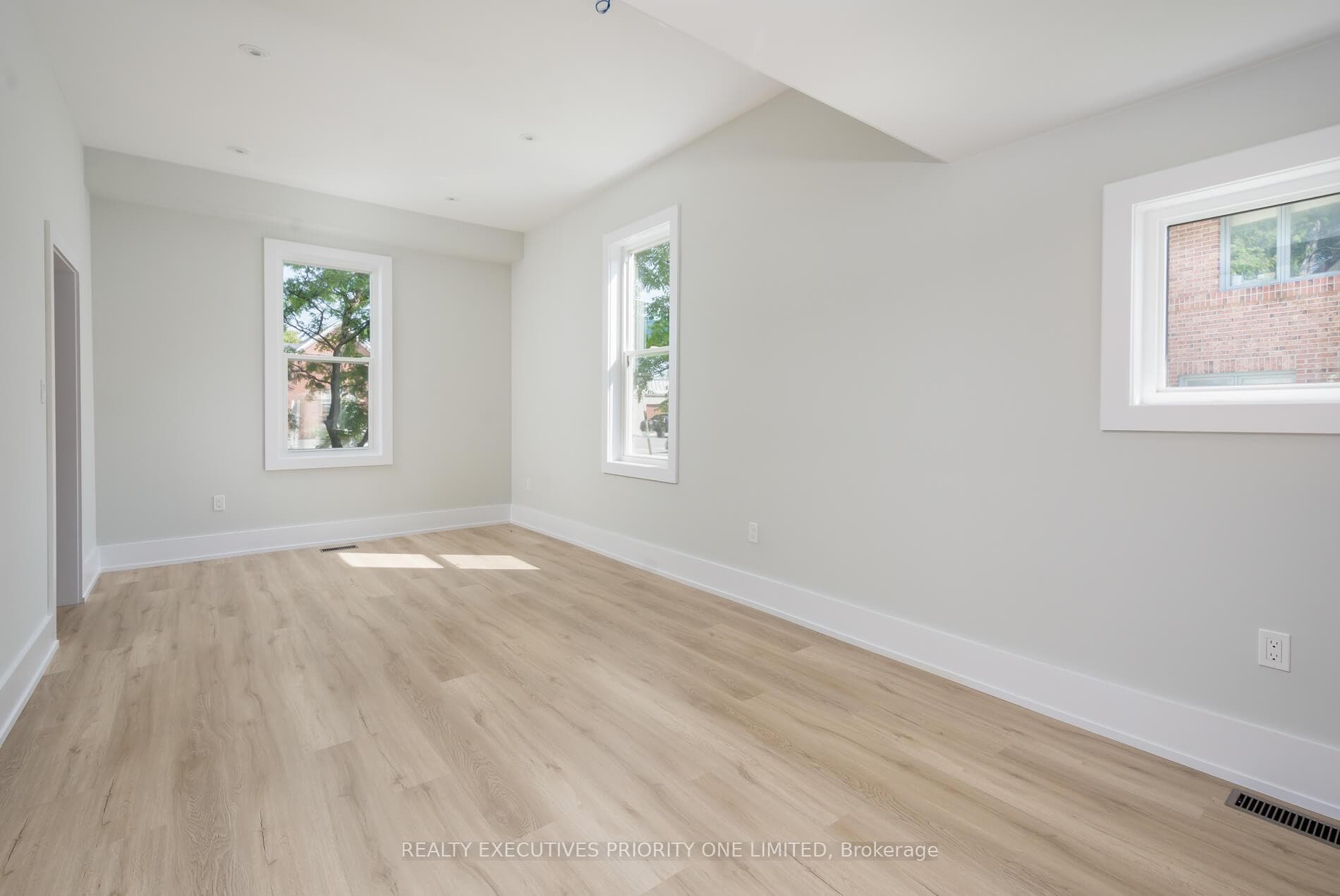 2195 King Road photo 7
