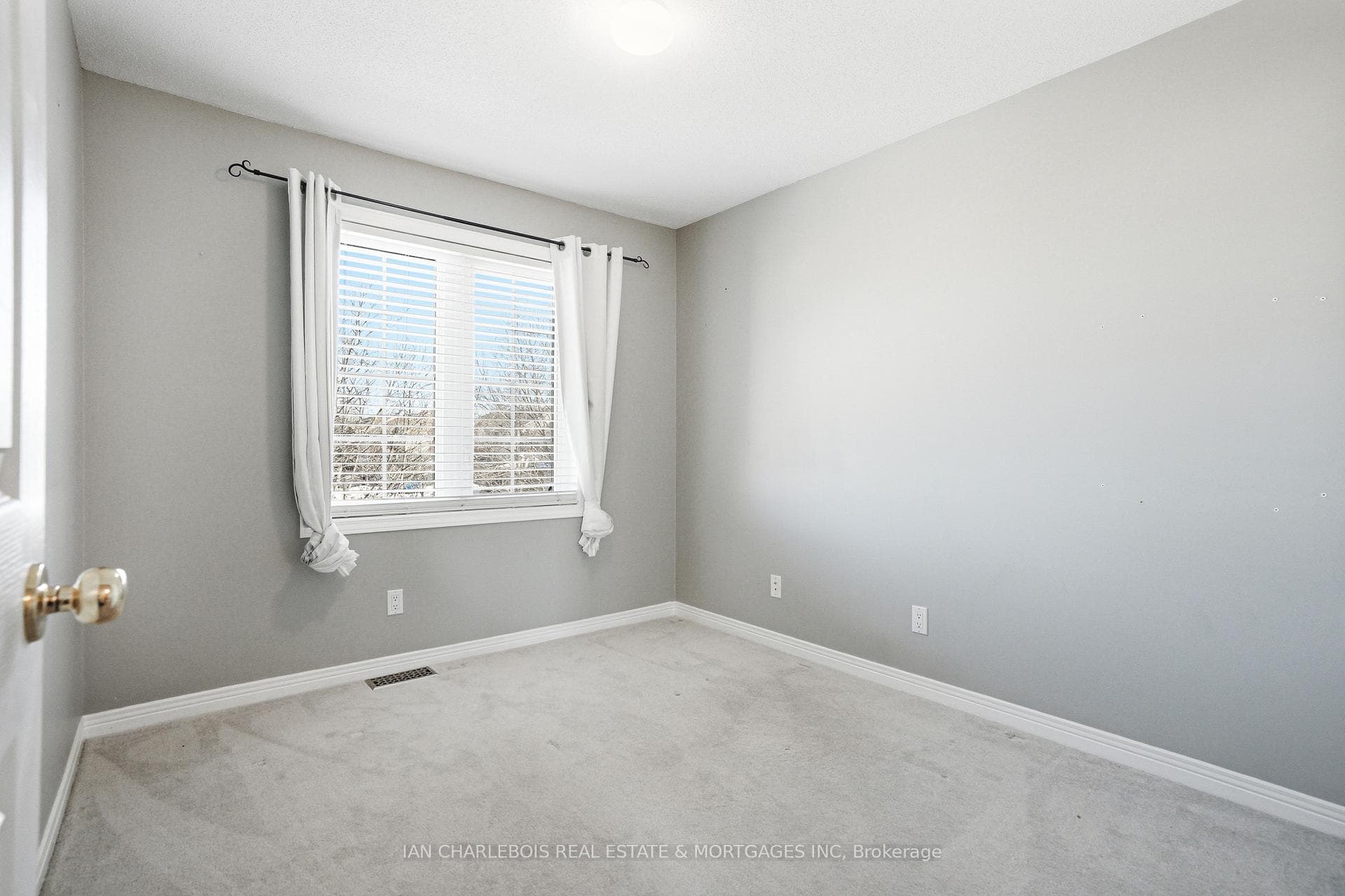 907 Markwick Crescent photo 25