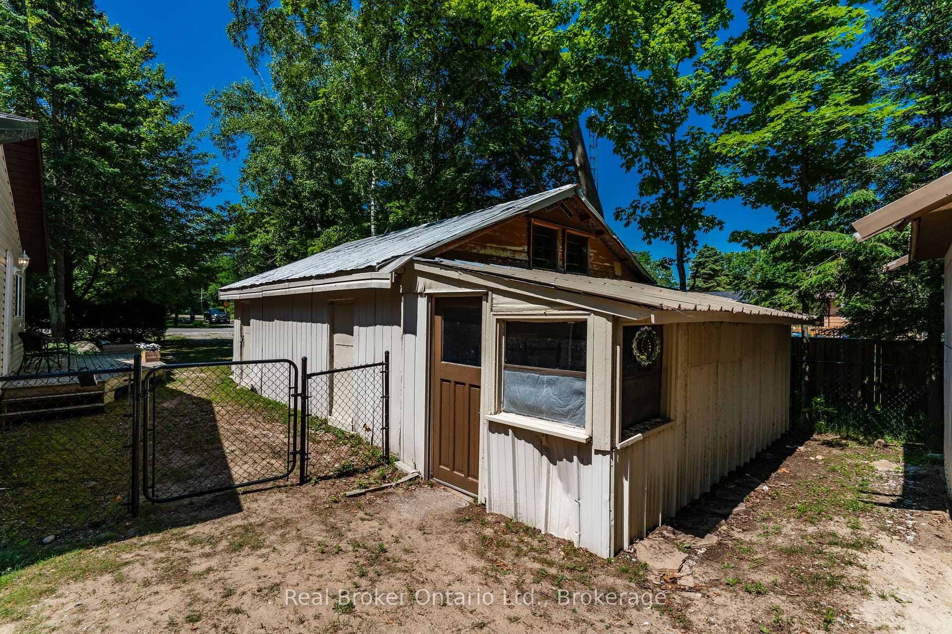 2141 Champlain Road photo 20