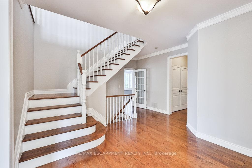 597 Hancock Way photo 4