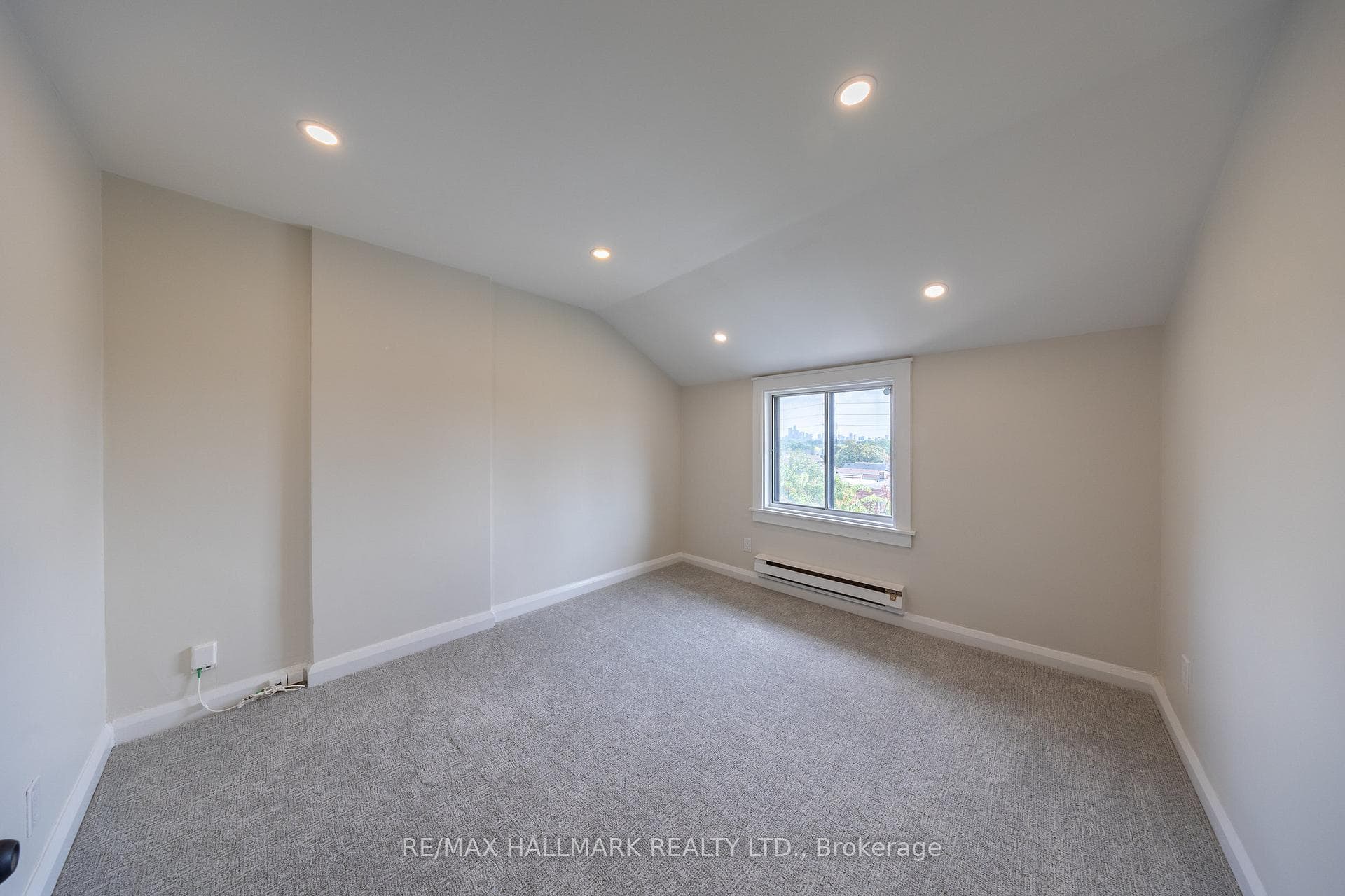 1366 Davenport Road Unit Upper photo 7