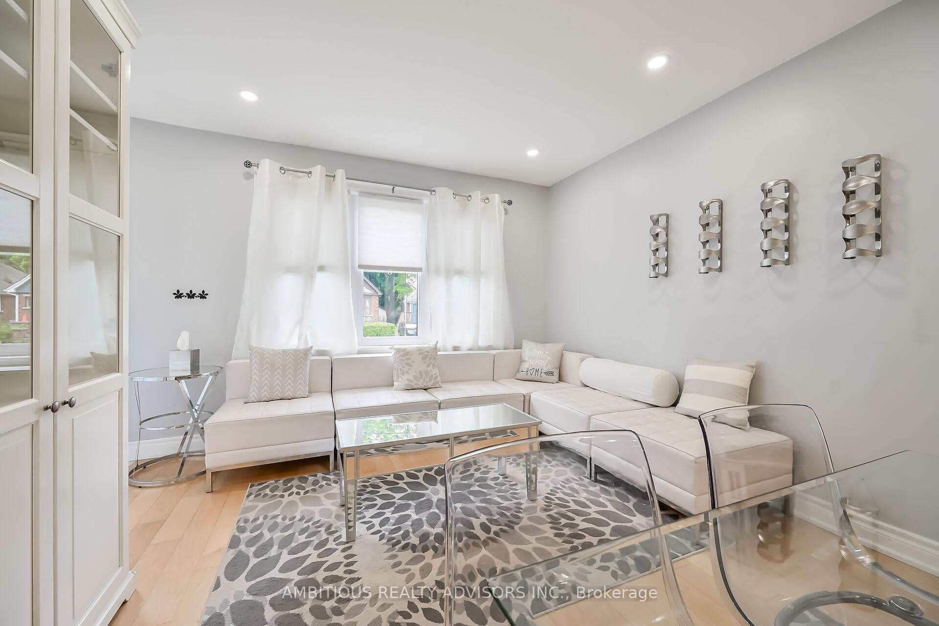 Open concept living room / Dining Room