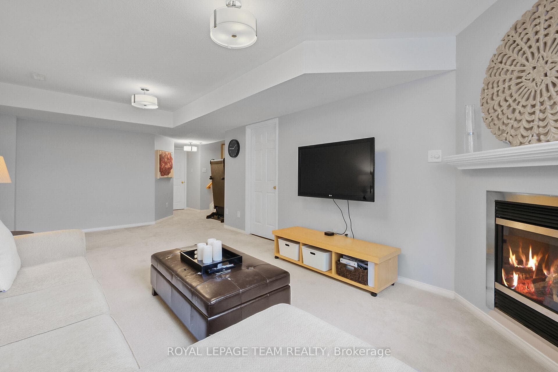 2072 Dunollie Crescent photo 40