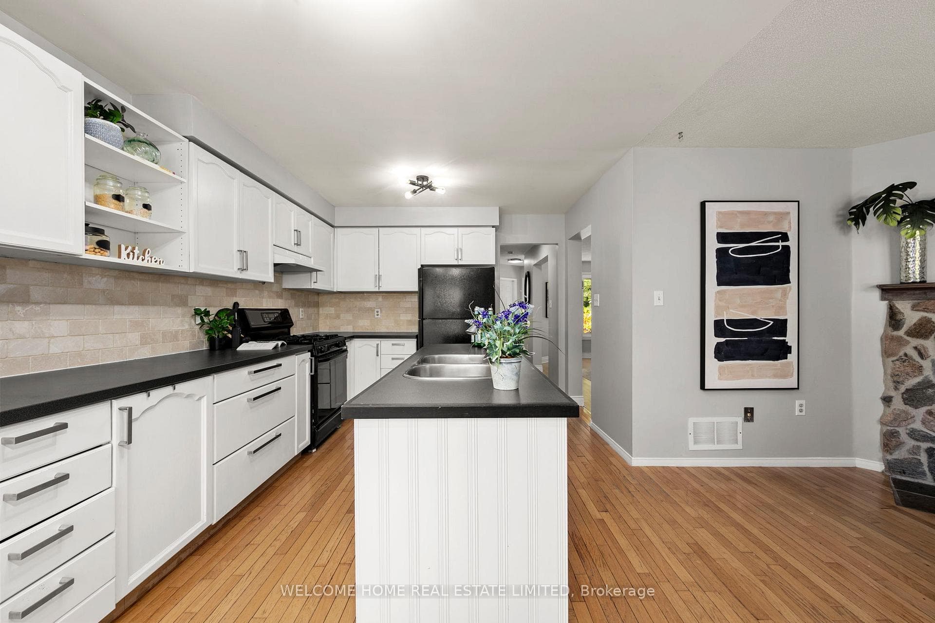 2250 Chalmers Crescent photo 15