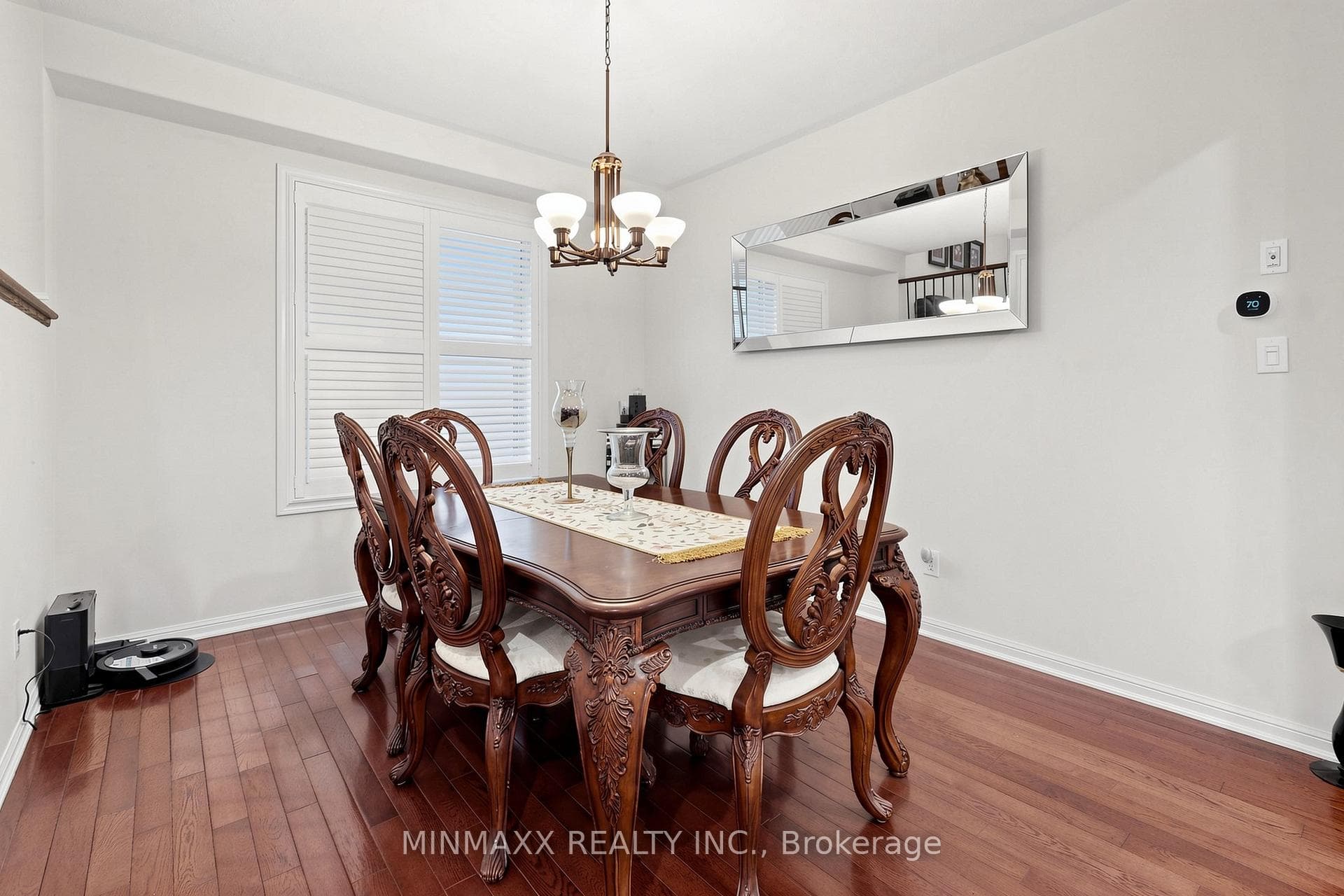 916 Minchin Way photo 7