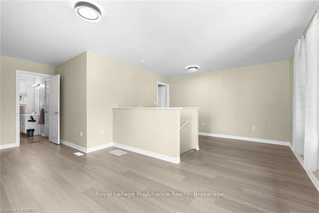 6083 BANK Street photo 25