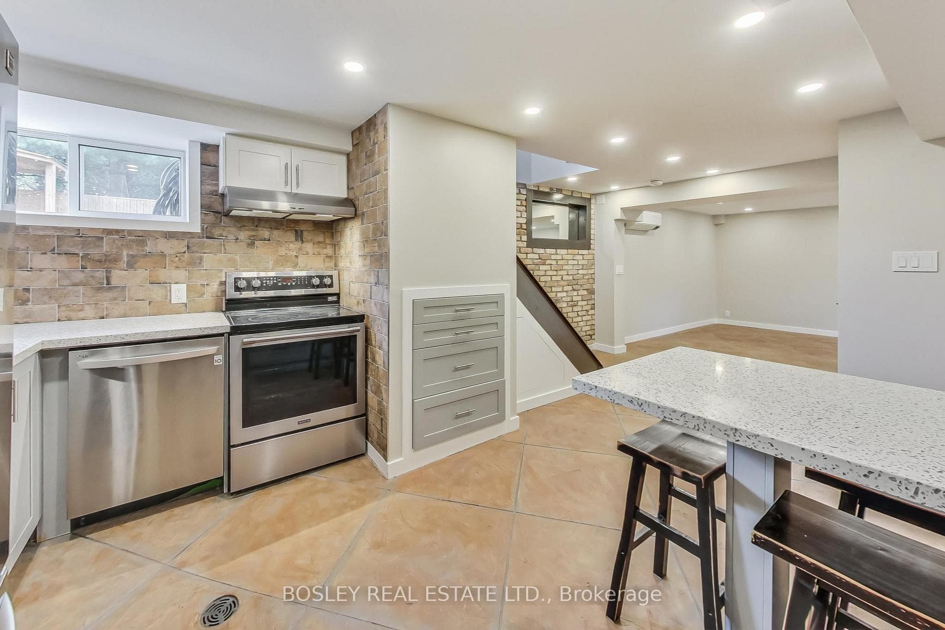 4 Thomas Avenue photo 6