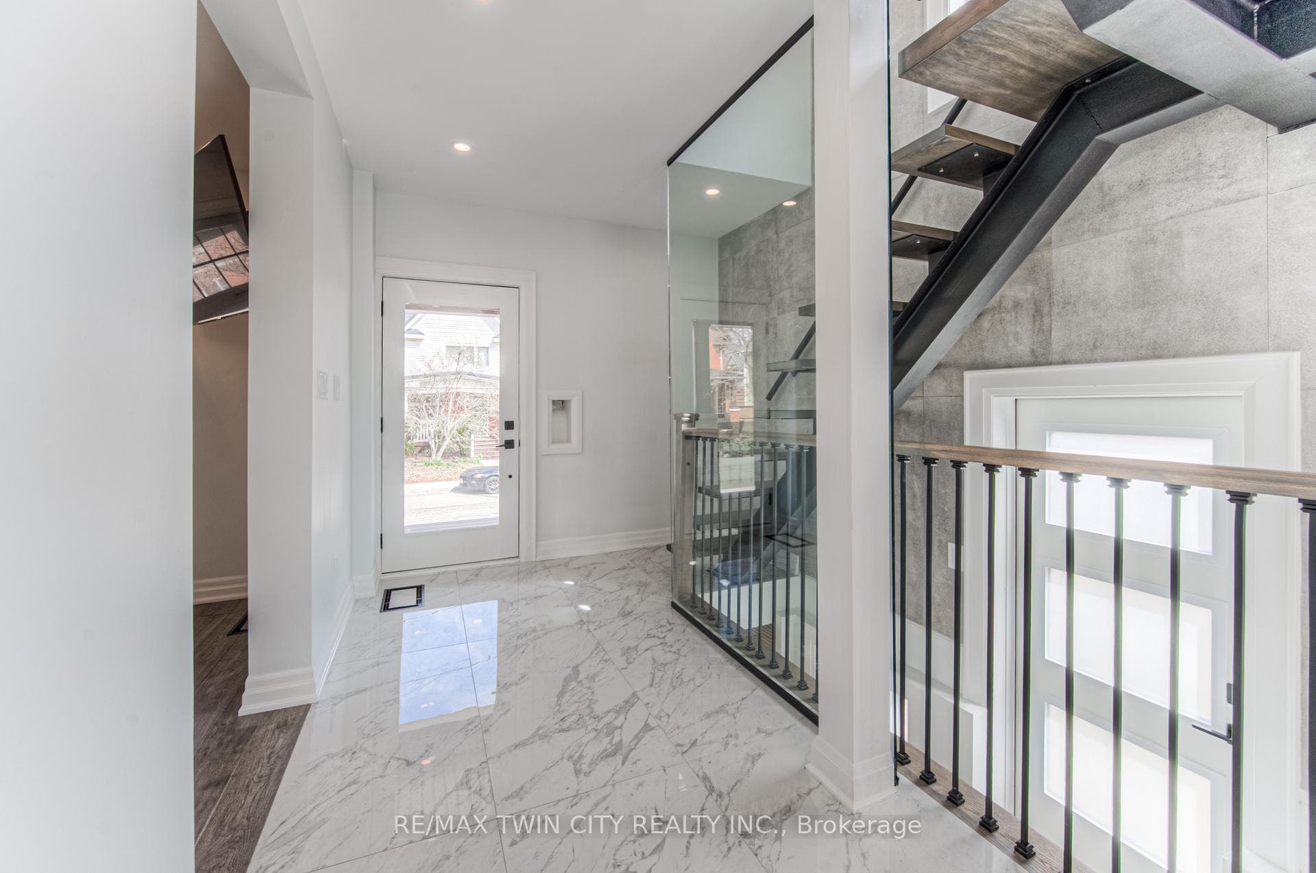 31 Dekay Street photo 7