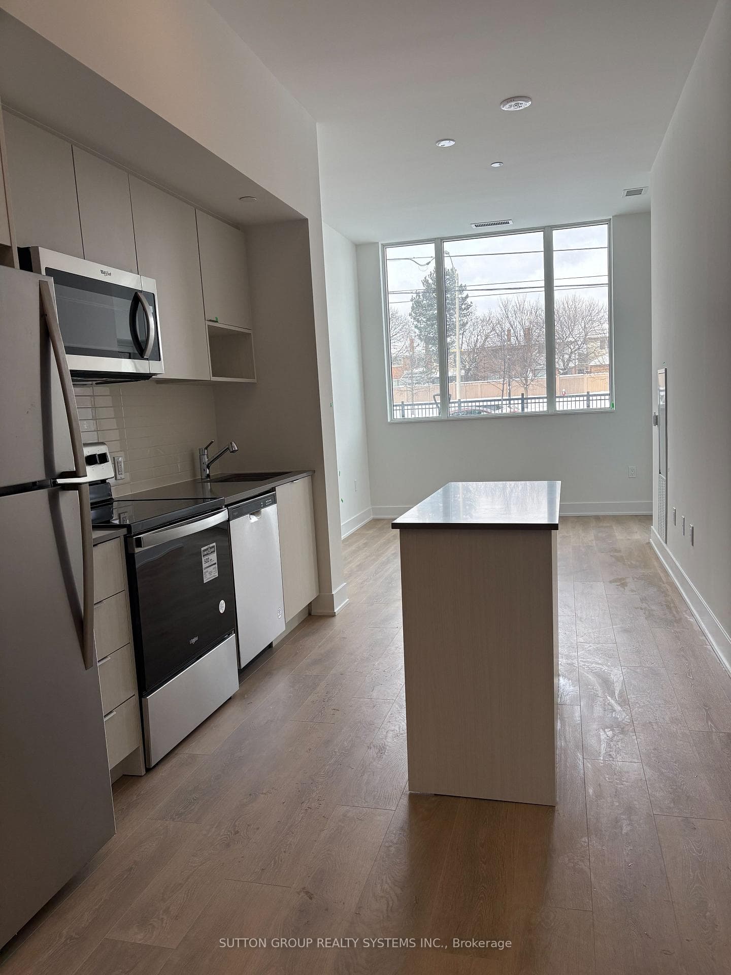 204 Burnhamthorpe Road Unit 101 photo 3