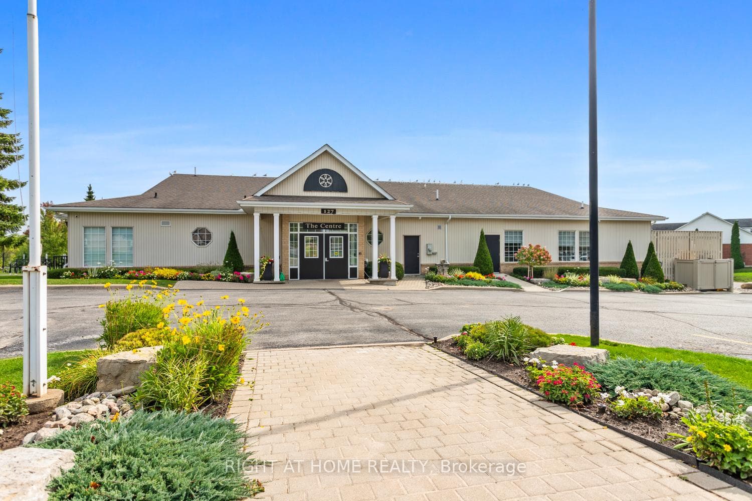 311 Waterbury Crescent photo 38