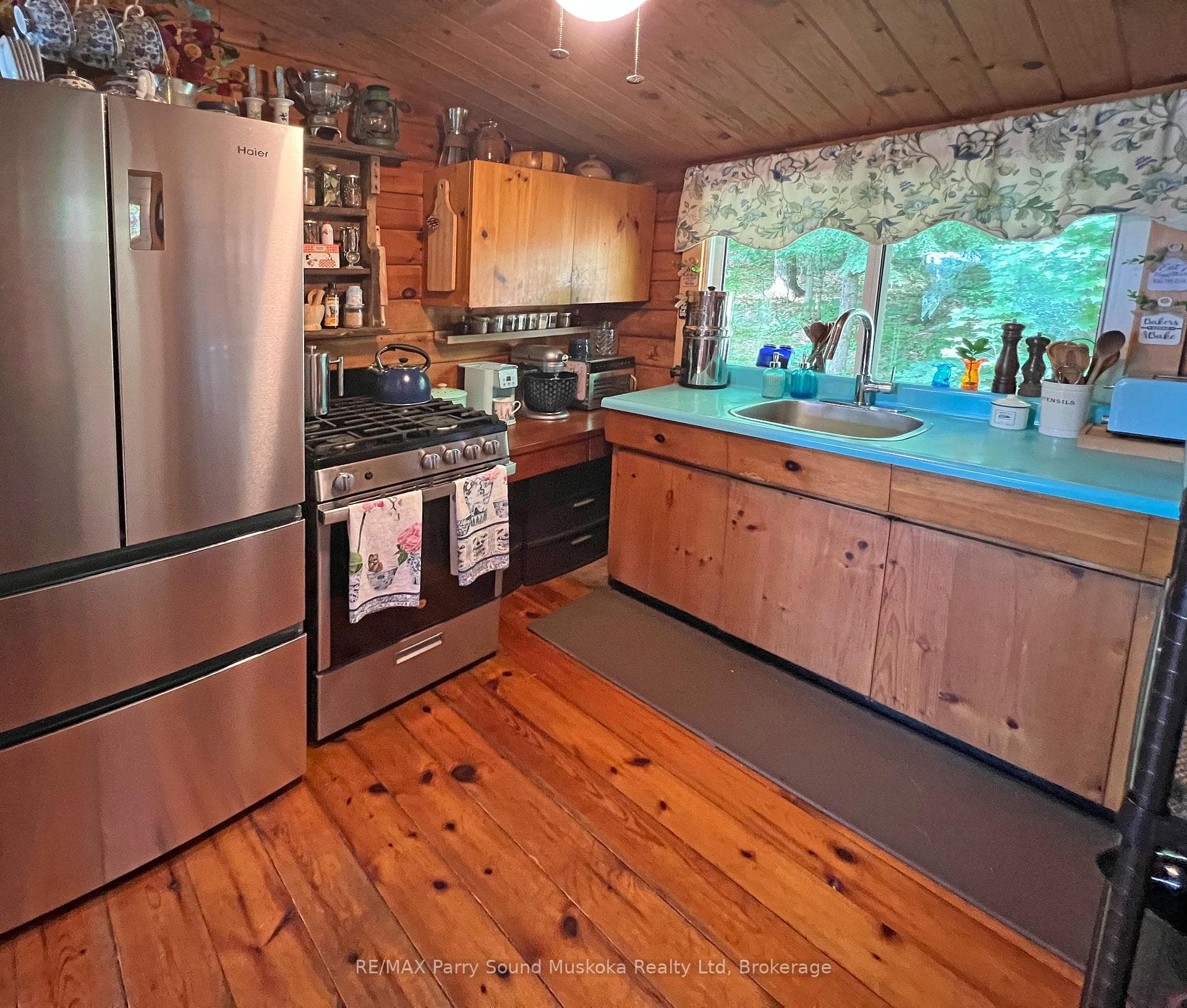 Upgraded Stainless fridge, Gas stove