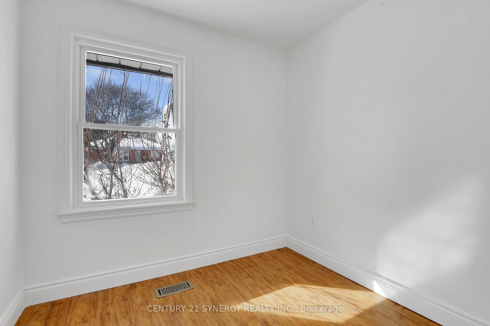 Second bedroom.