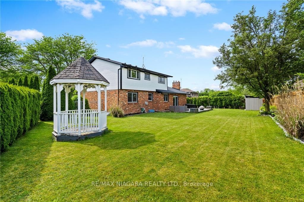 7096 Brian Crescent photo 4