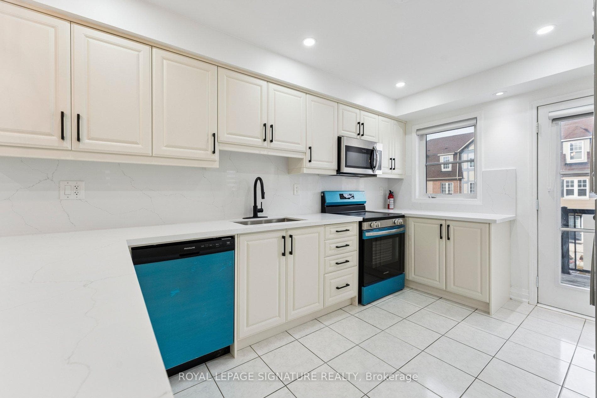 122 Baycliffe Crescent photo 14