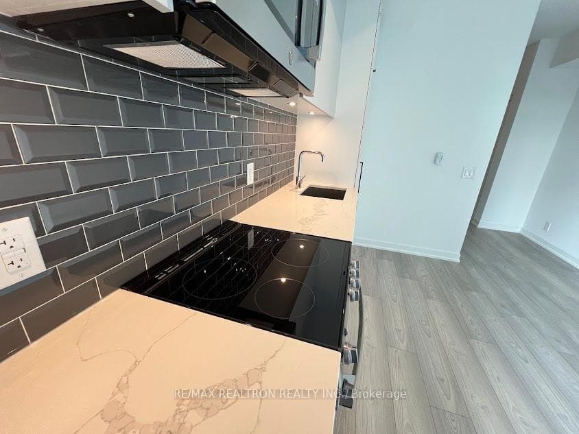285 Dufferin Street Unit 905 photo 7