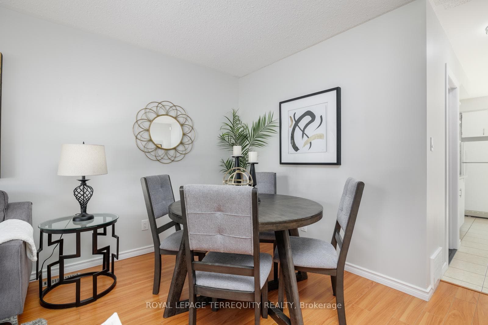 401 Vancouver Crescent photo 8