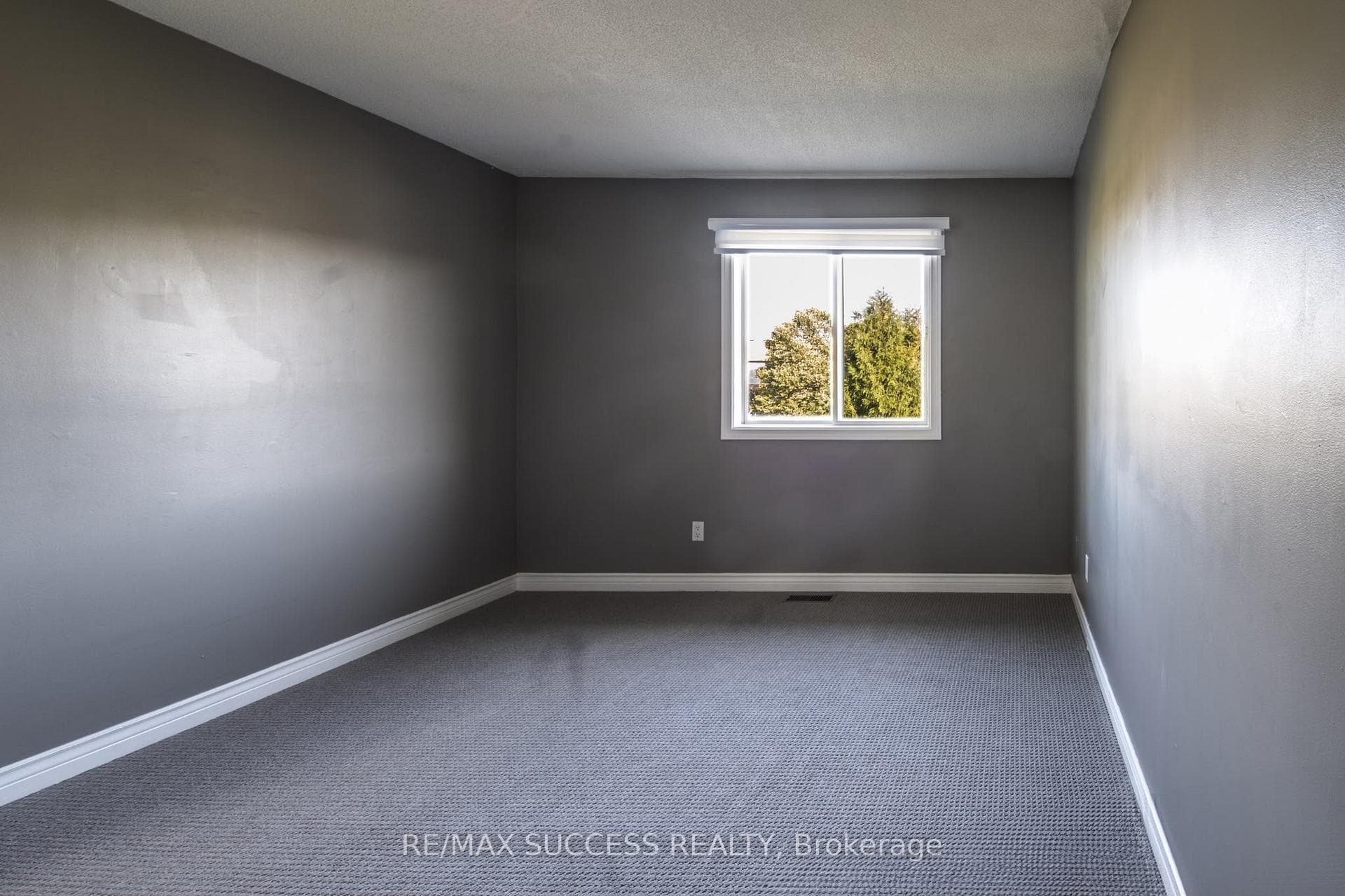 26 Tomahawk Dr, Main, Drive photo 5