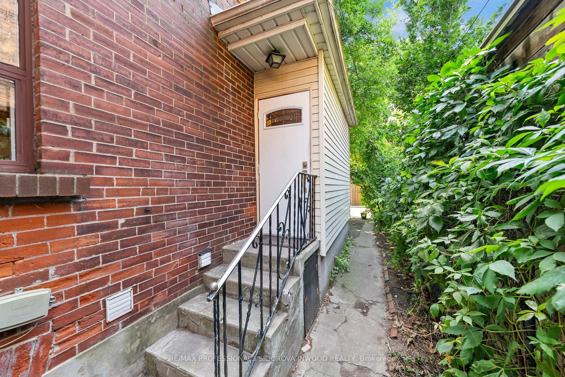 44 Golden Avenue photo 35