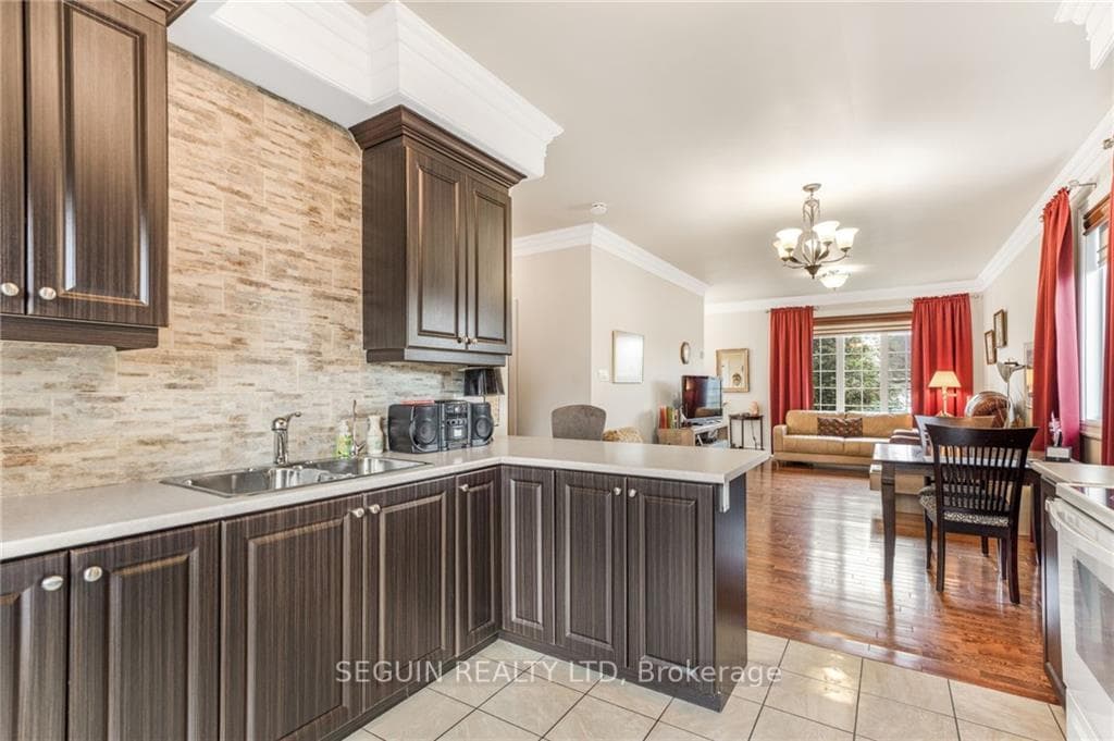 641 ROXANE Crescent photo 19