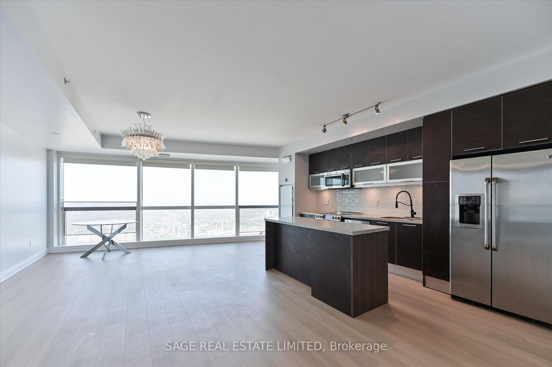 388 Yonge Street Unit 6814 photo 4