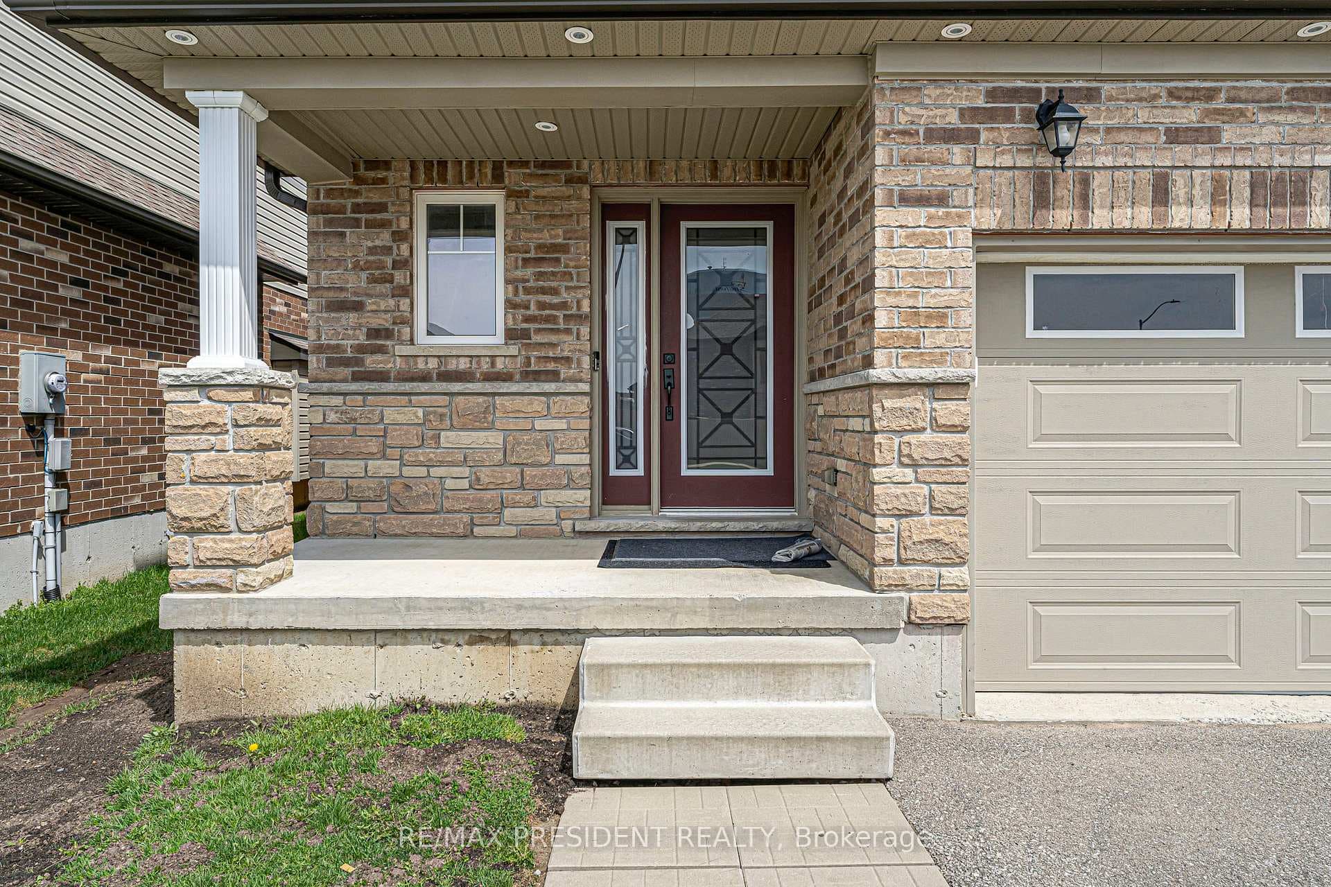 573 Forman Avenue photo 3