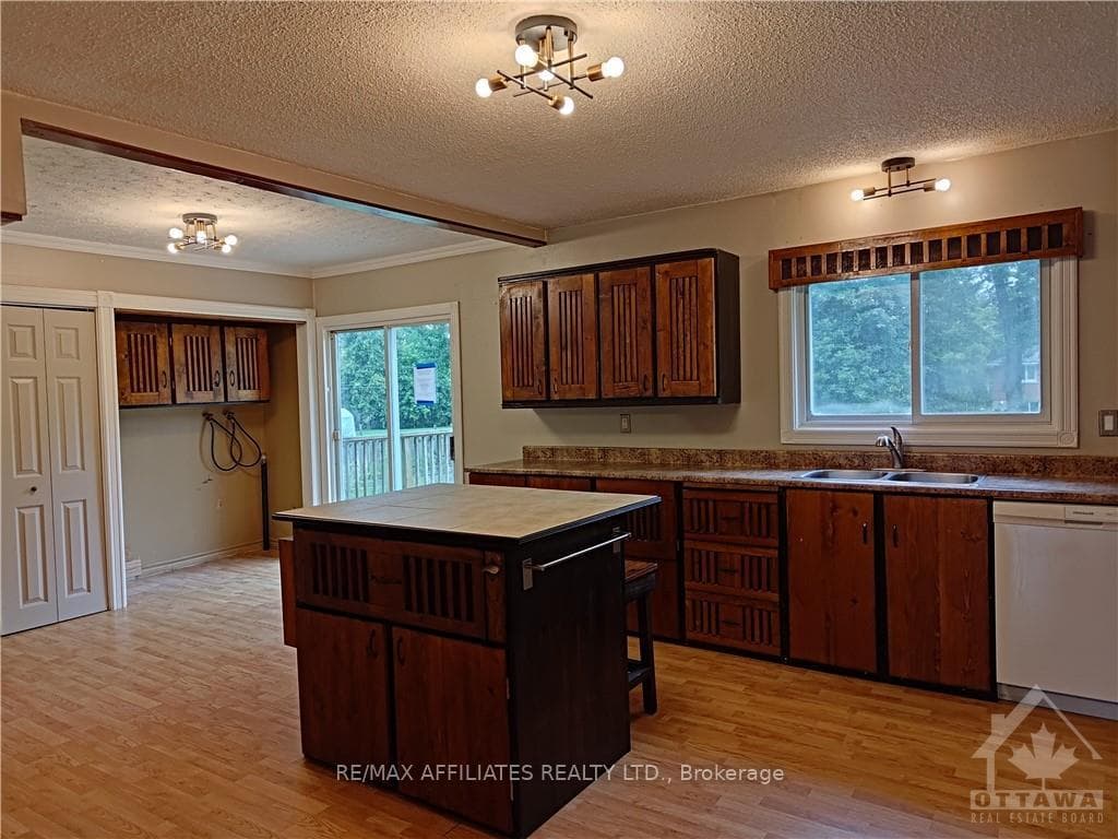 1517 MAYRENE Crescent photo 5
