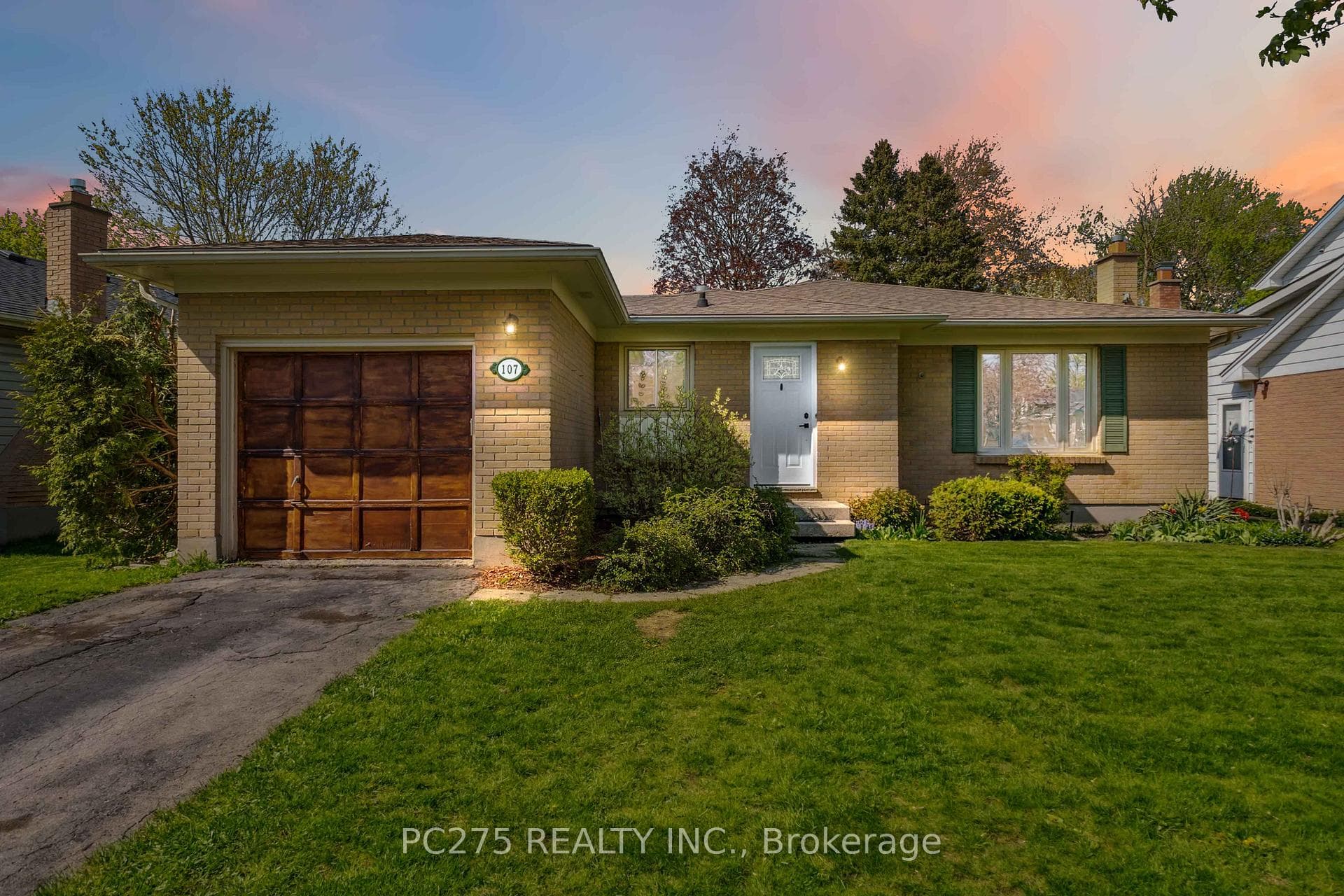 107 Inverary Crescent photo 1