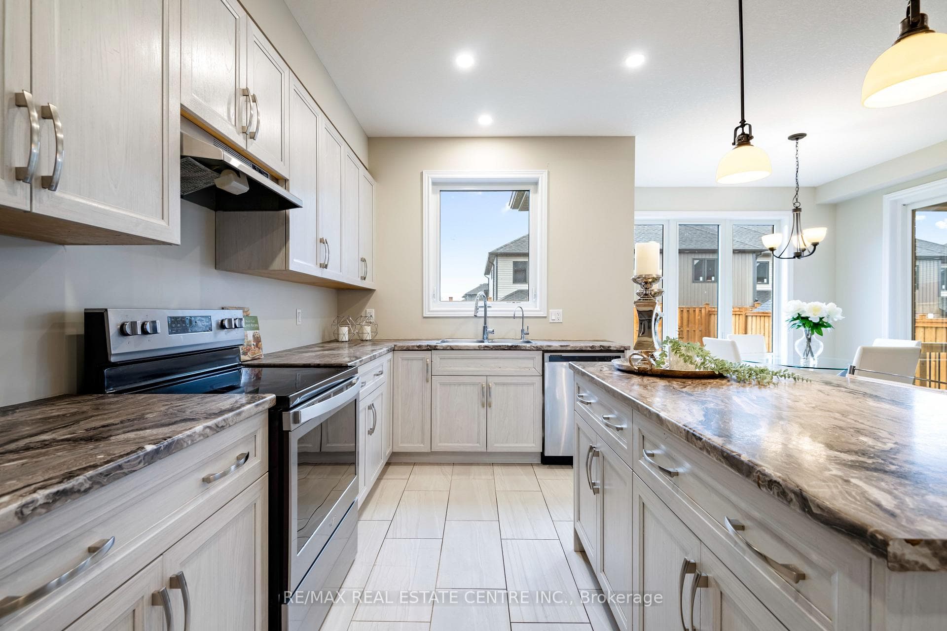 15 Tindall Crescent photo 17