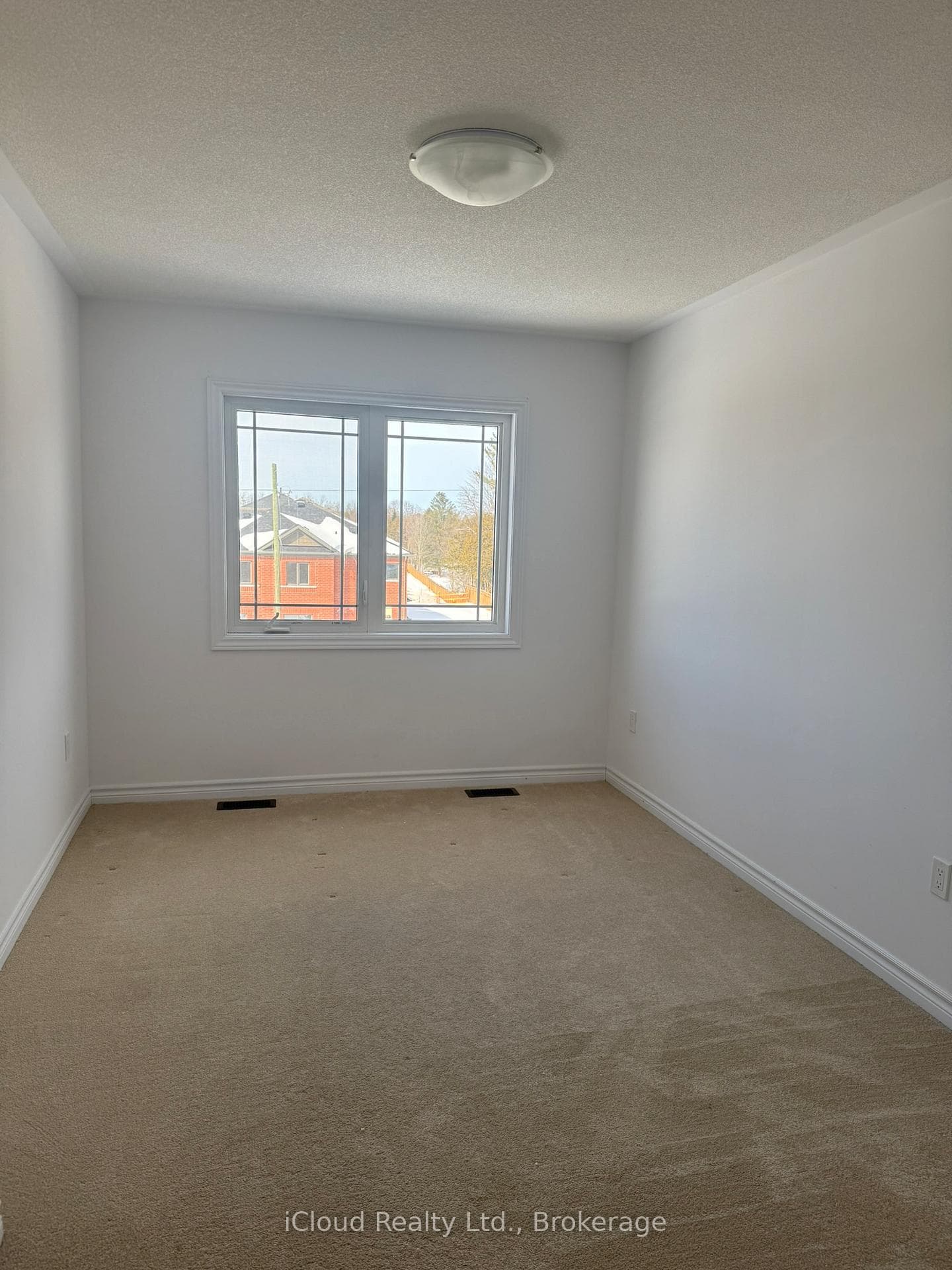 386 Centre Street photo 24