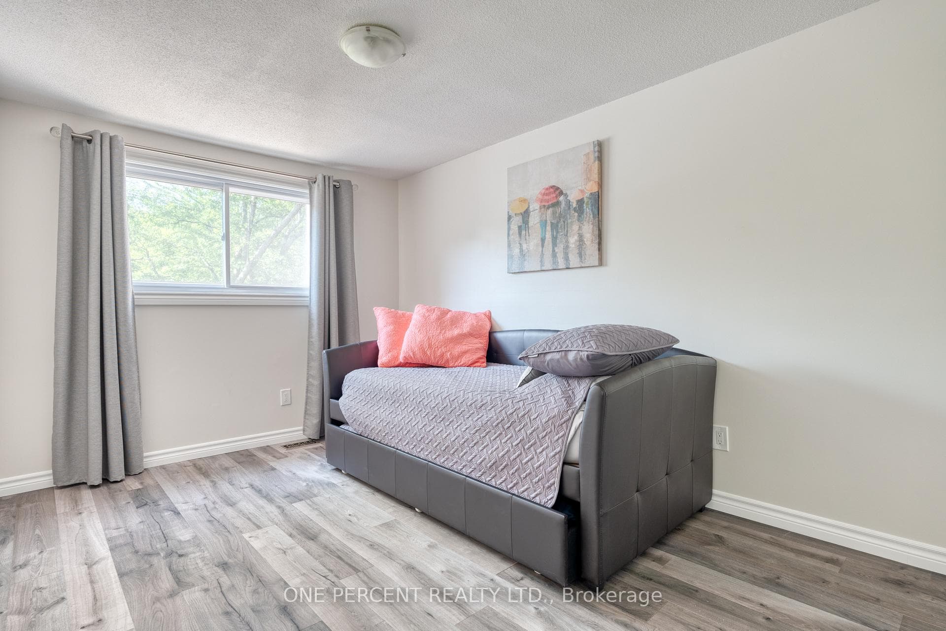 156 Victor Boulevard photo 18