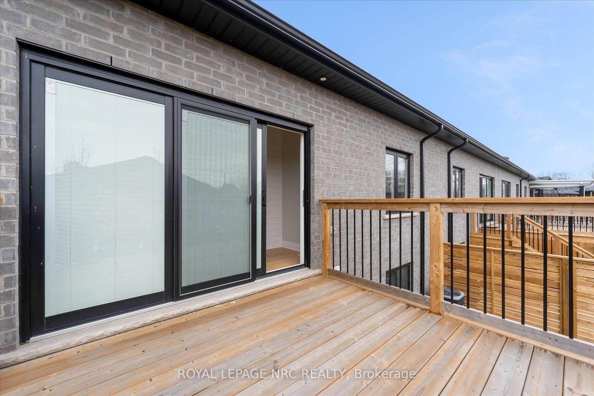 736 Clarence Street photo 35