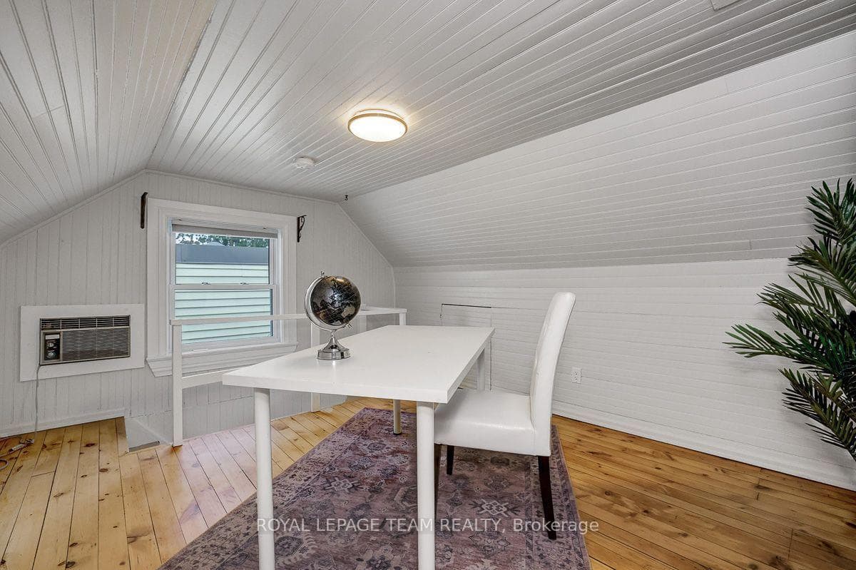 Loft has electric heat + wall a/c
