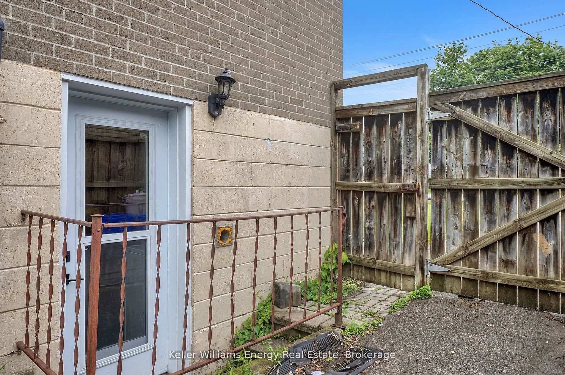 906 Centre Street photo 20