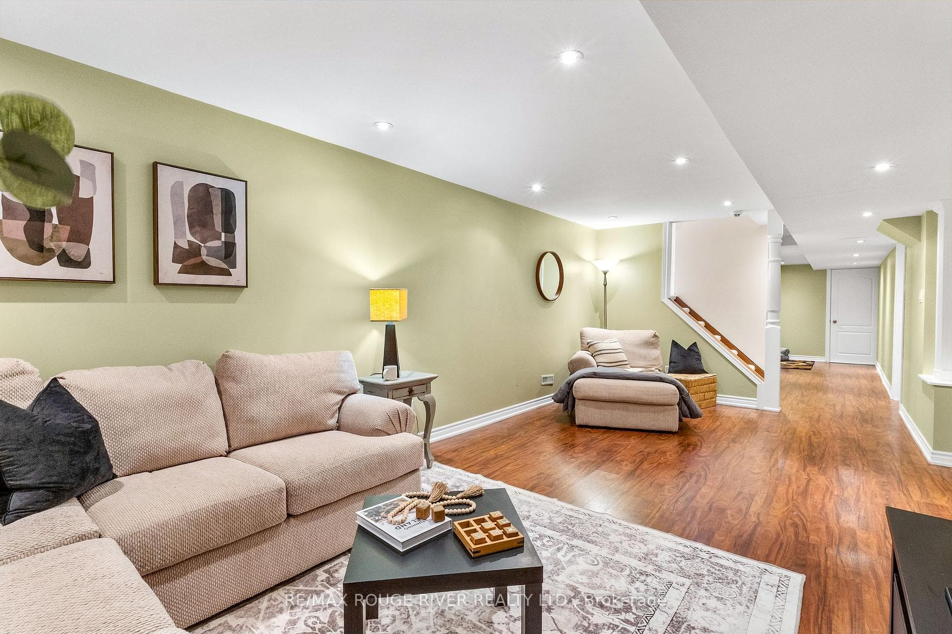 108 Gateway Court photo 33