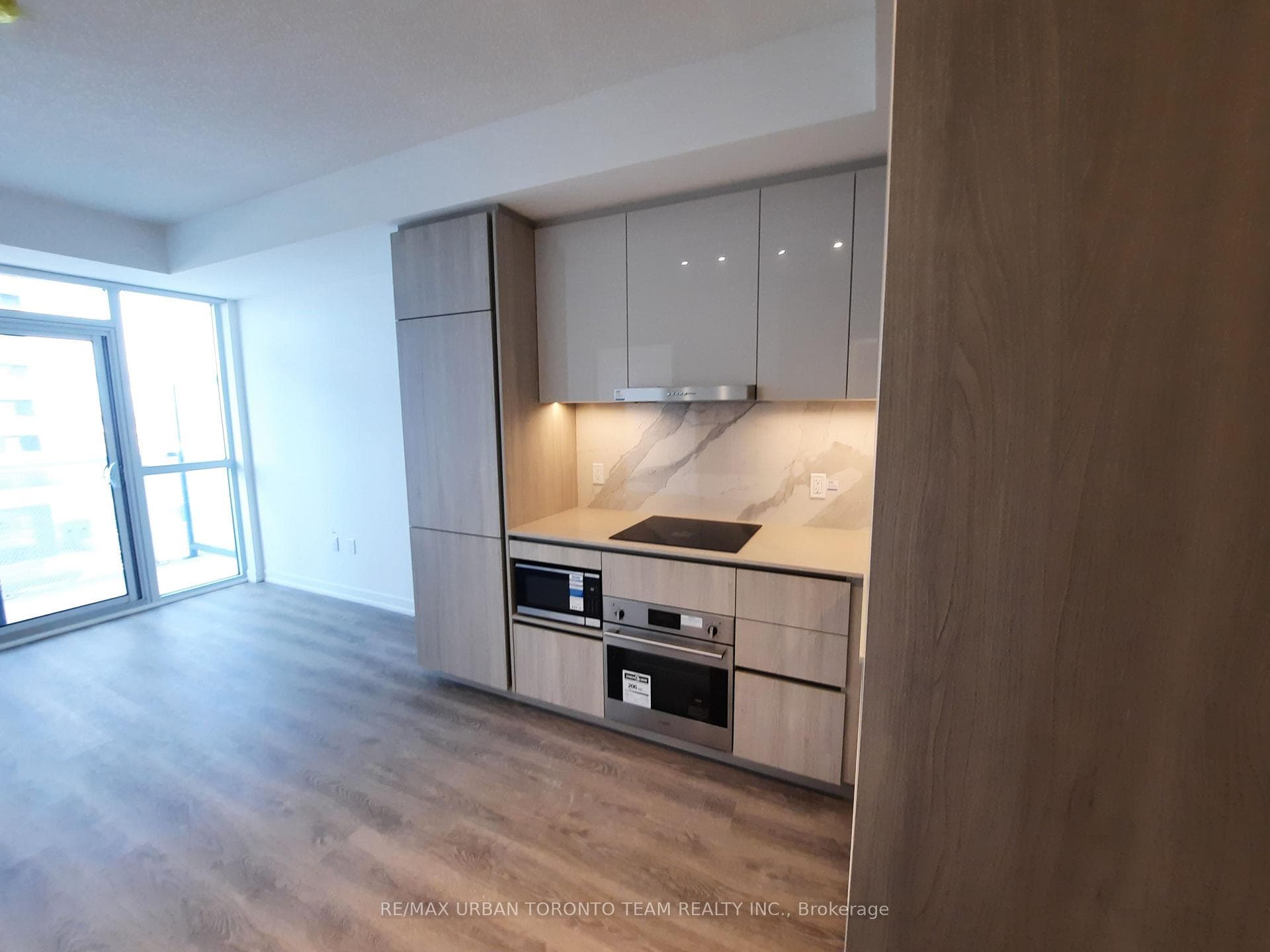 8 Interchange Way Unit 915 photo 2