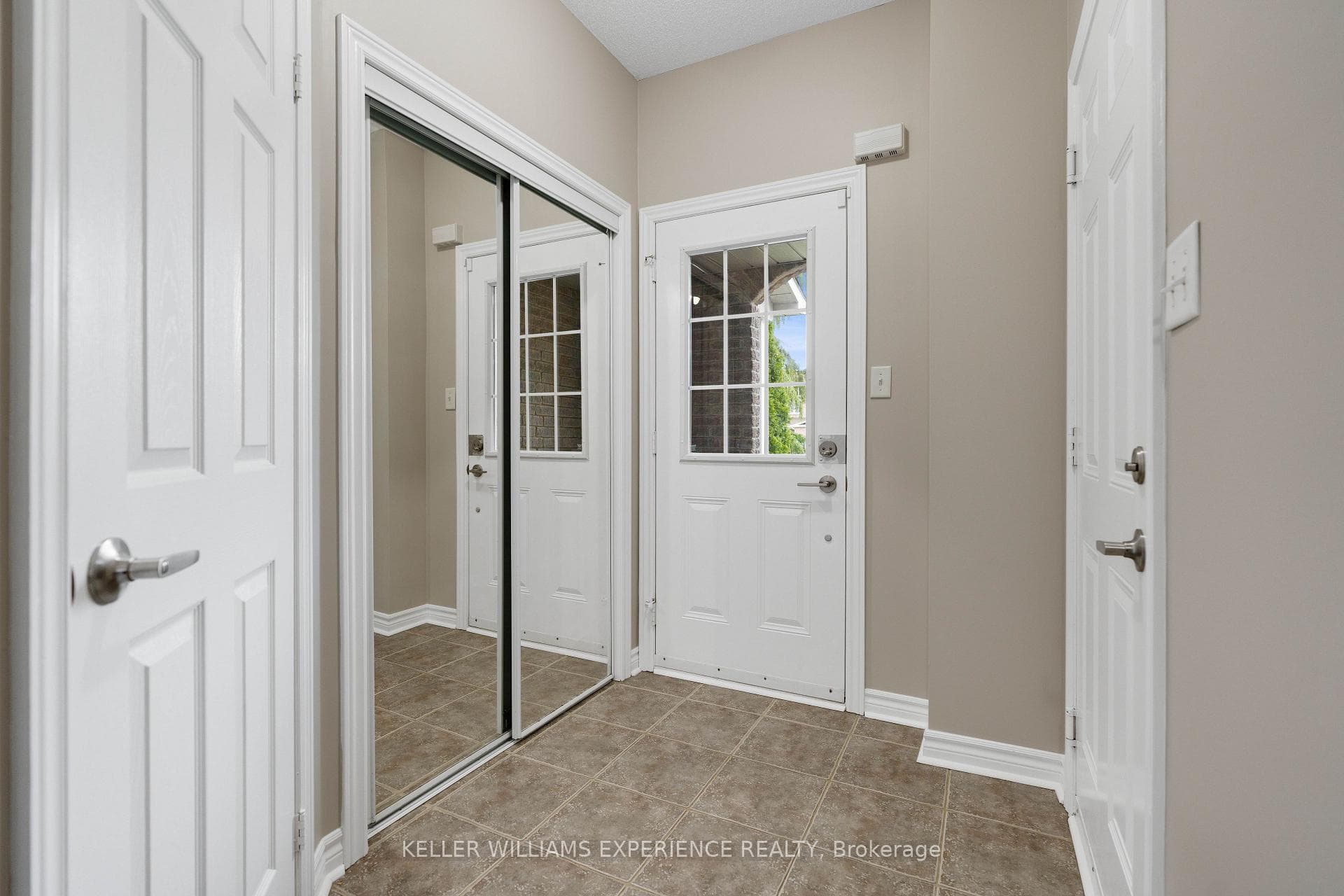 33 Arch Brown Court photo 3