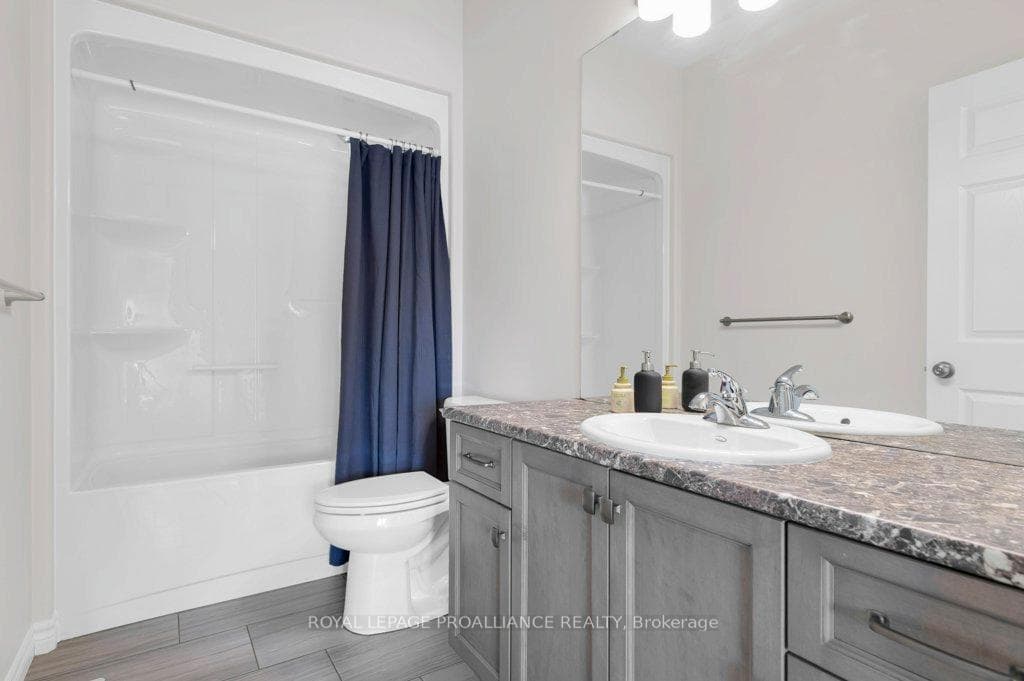 34 WALNUT Crescent photo 22