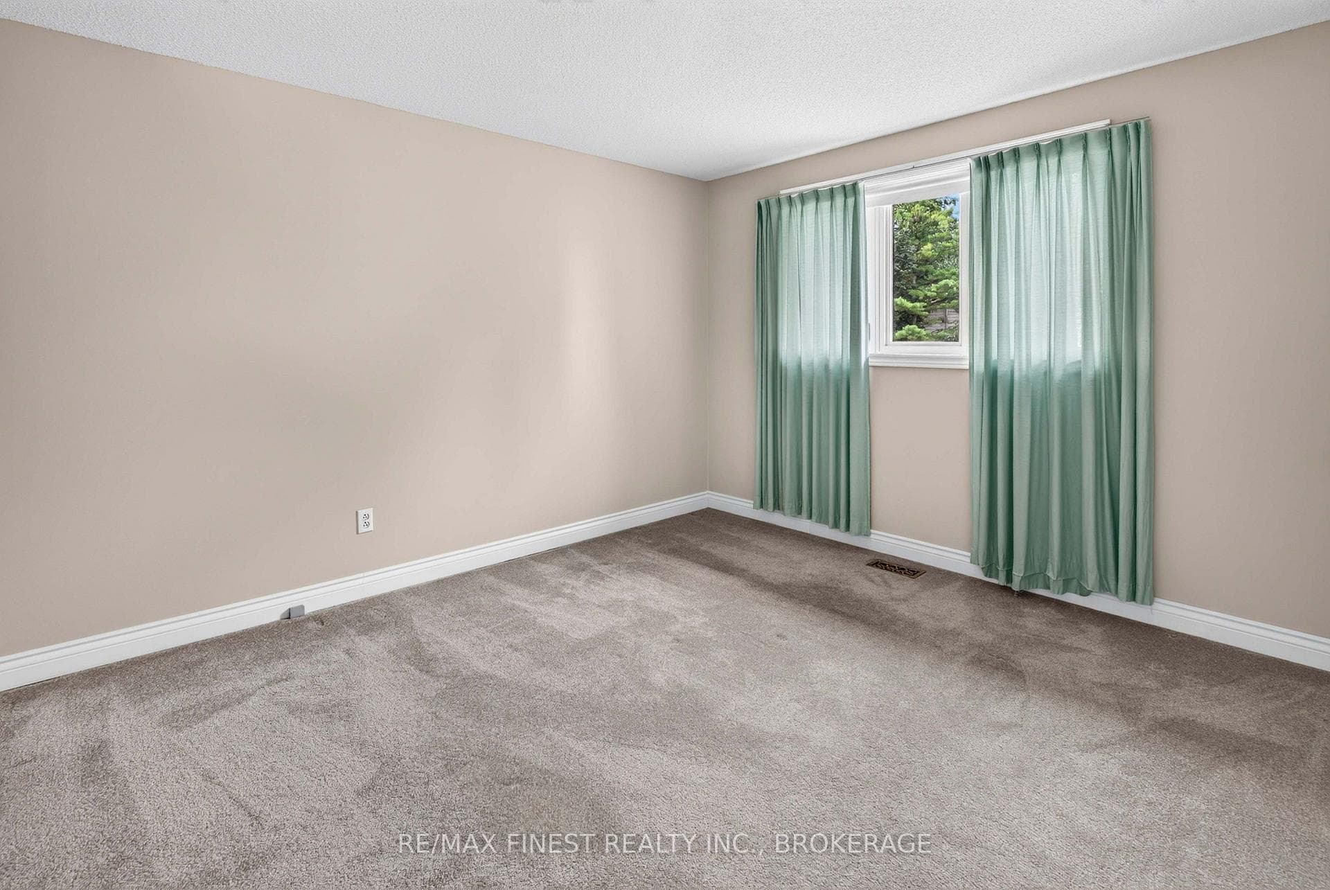 886 Bridle Path Crescent photo 22