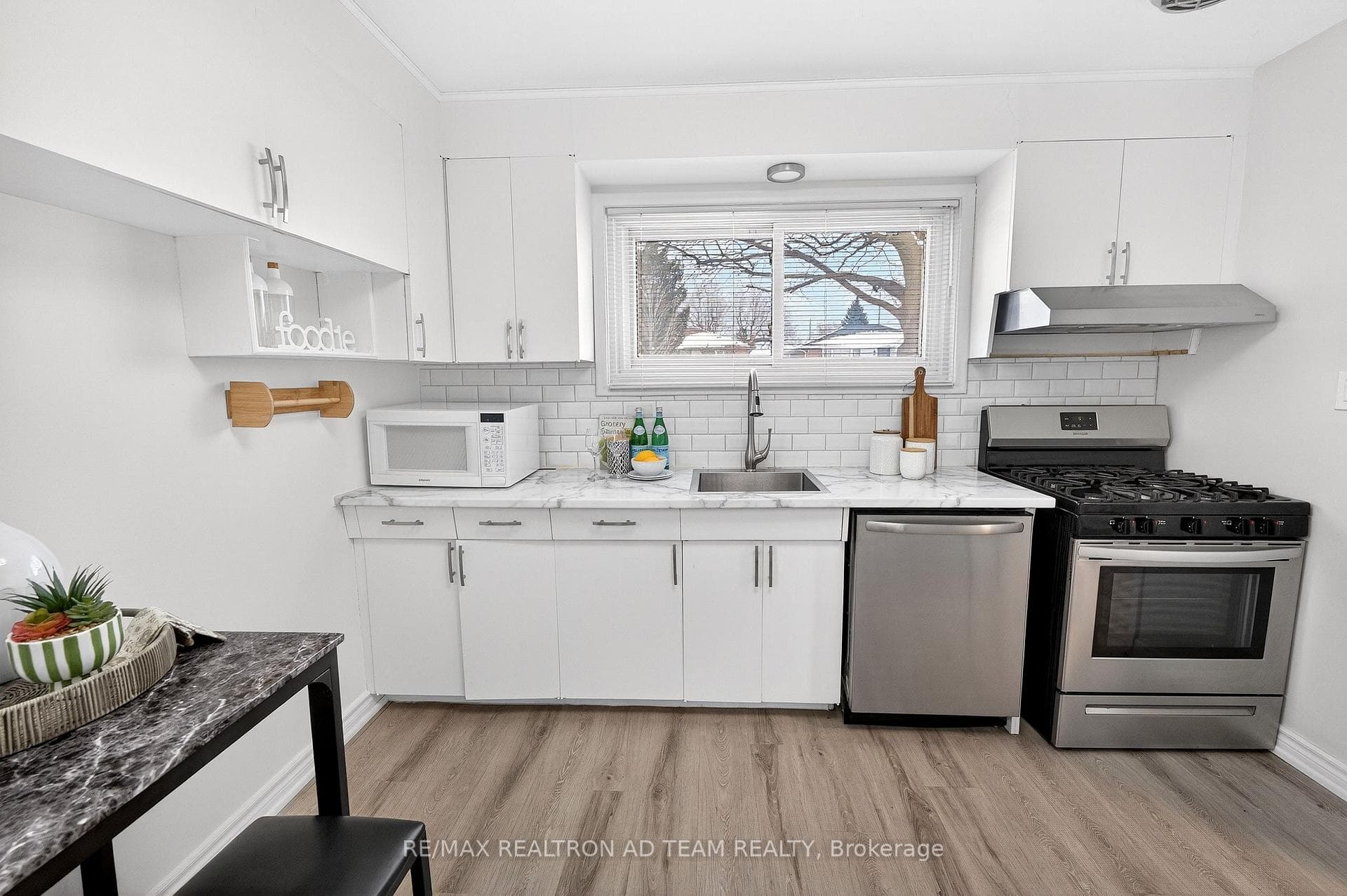 384 Elizabeth Street photo 10