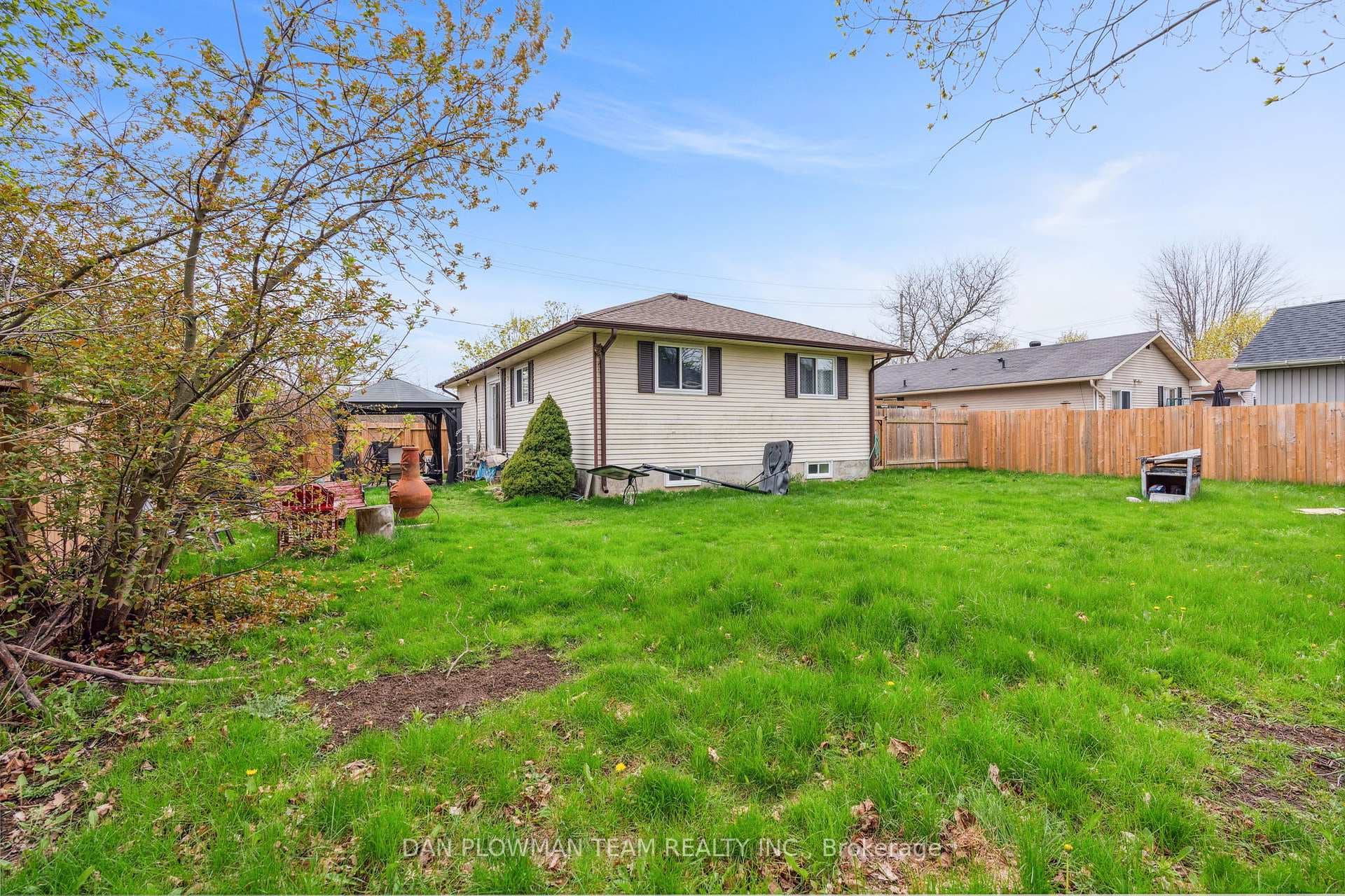 200 Willis Avenue photo 30