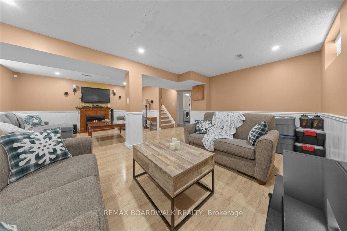 2285 Cecile Crescent photo 38