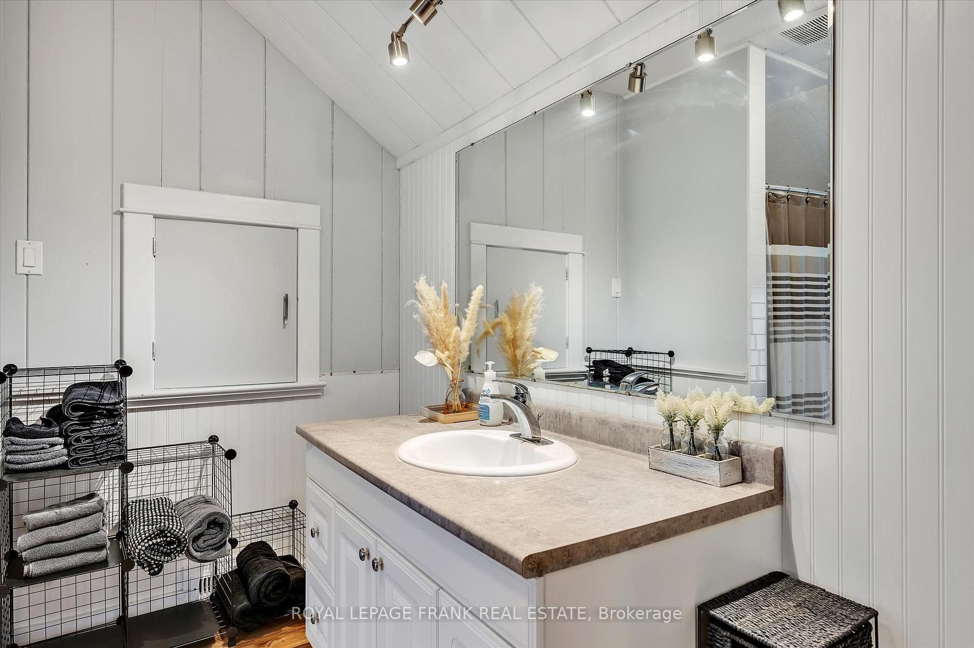 798 Simcoe Street photo 23