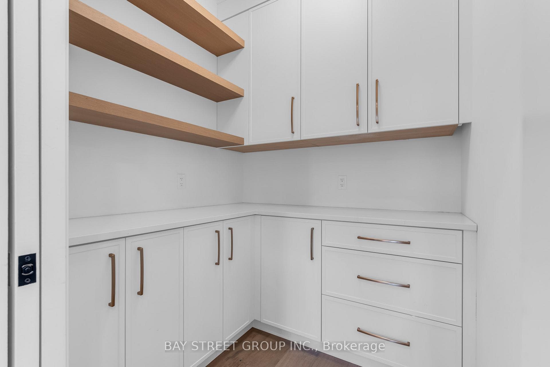 402 Aqueduct Street photo 17