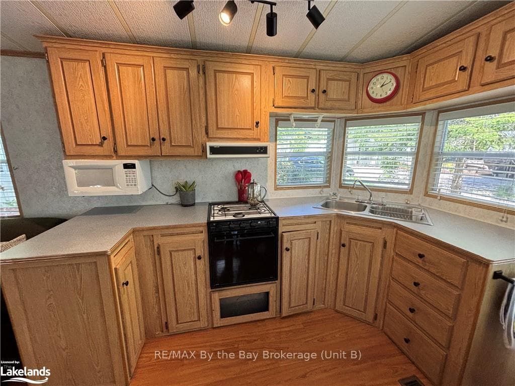 85 THEME PARK Drive Unit 268 photo 9